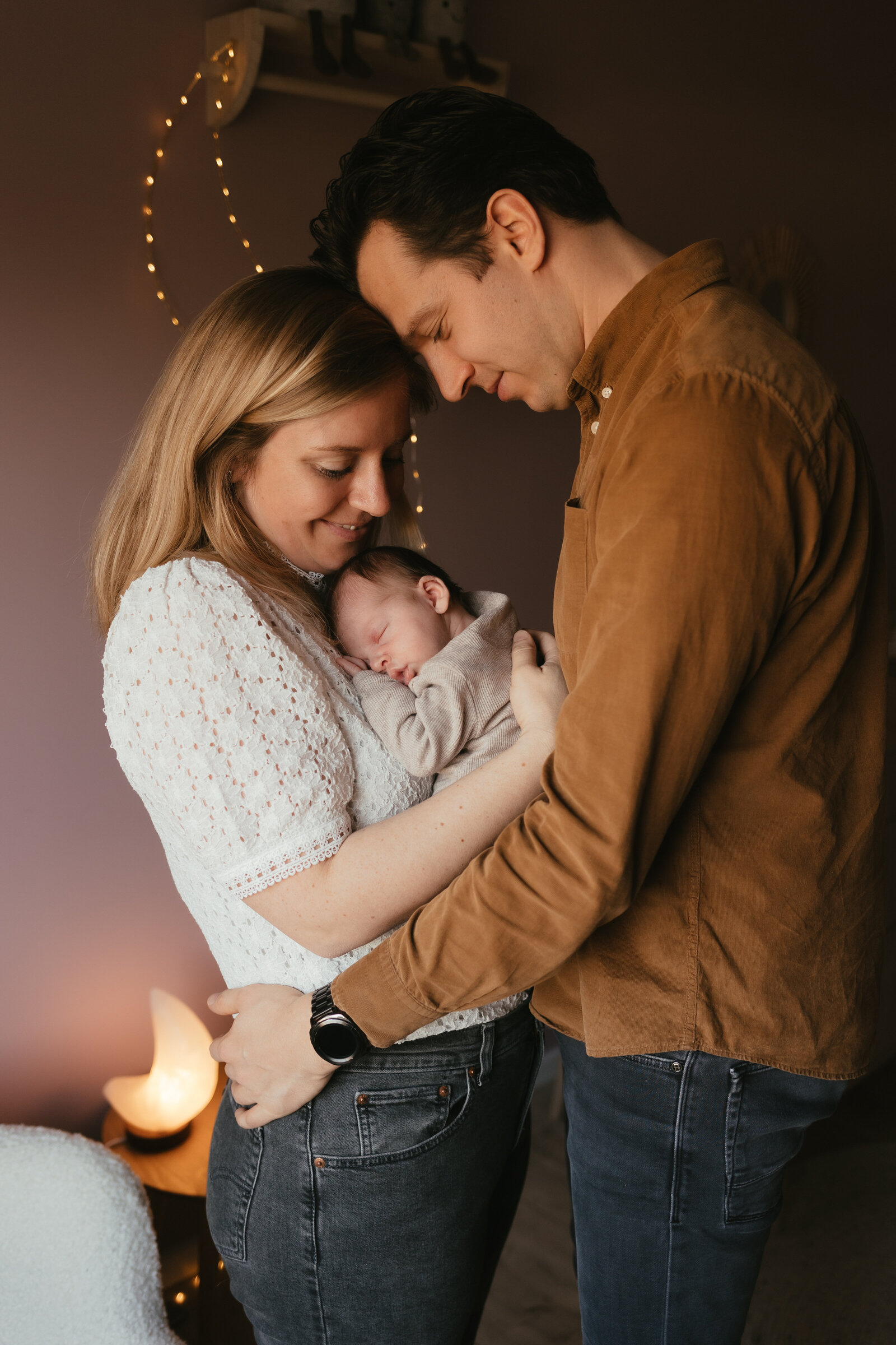 Fotoshoot babykamer baby armen moeder en vader