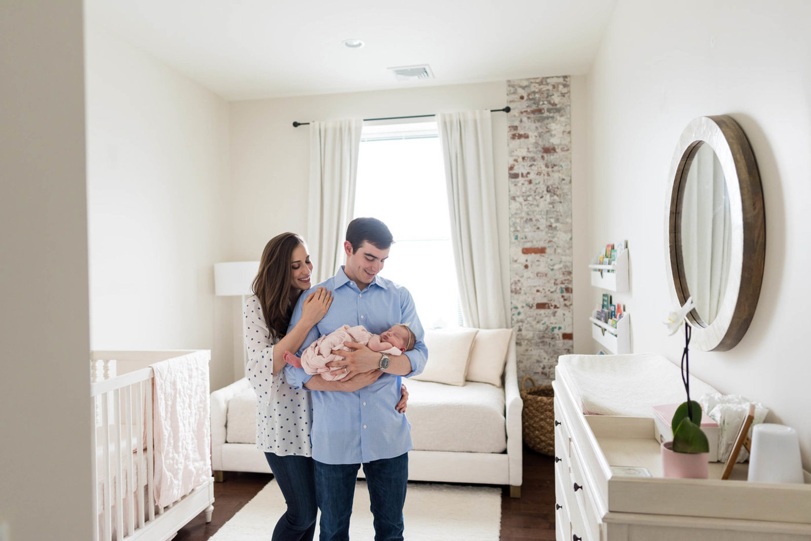 parents hugging newborn at home lifestyle session