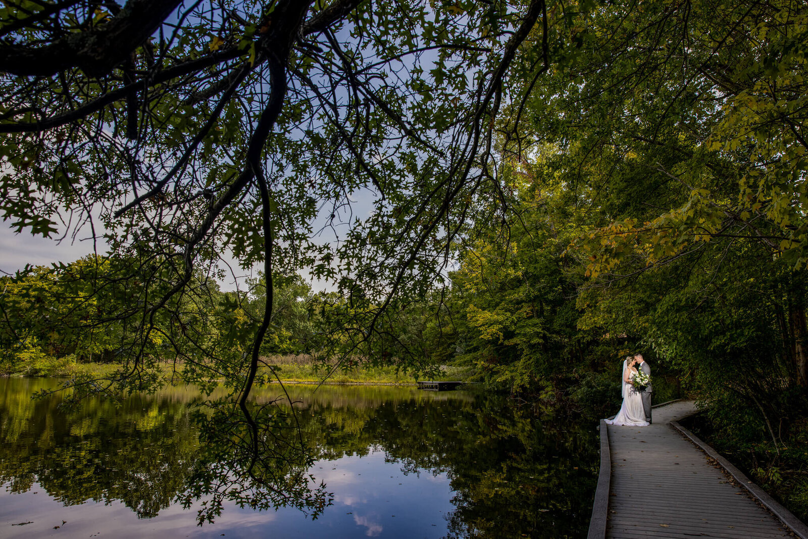 cincinnati-nature-center-wedding-couple-lake-photo