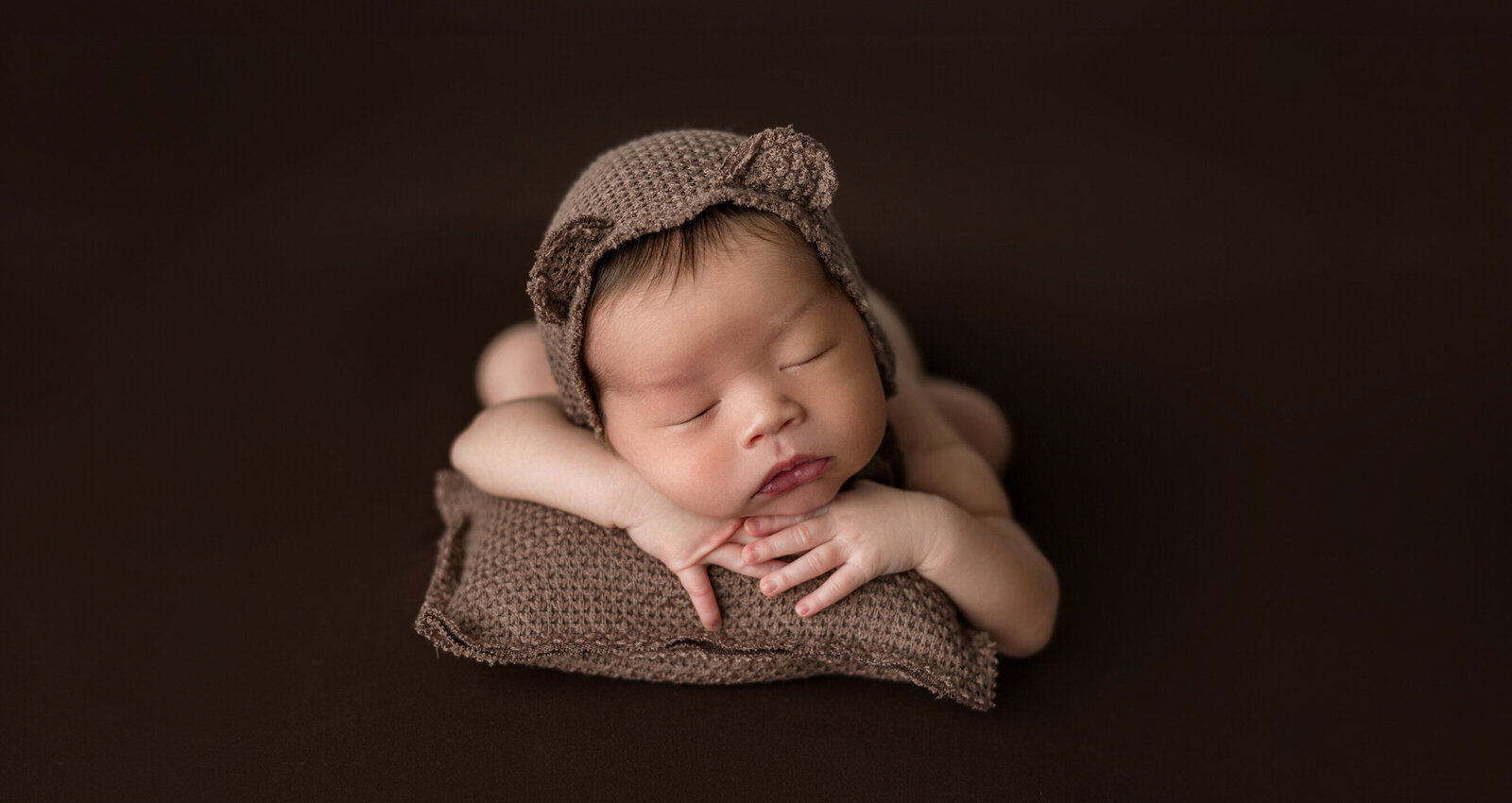 newborn-posed-photo-bear-hat-portland-photography