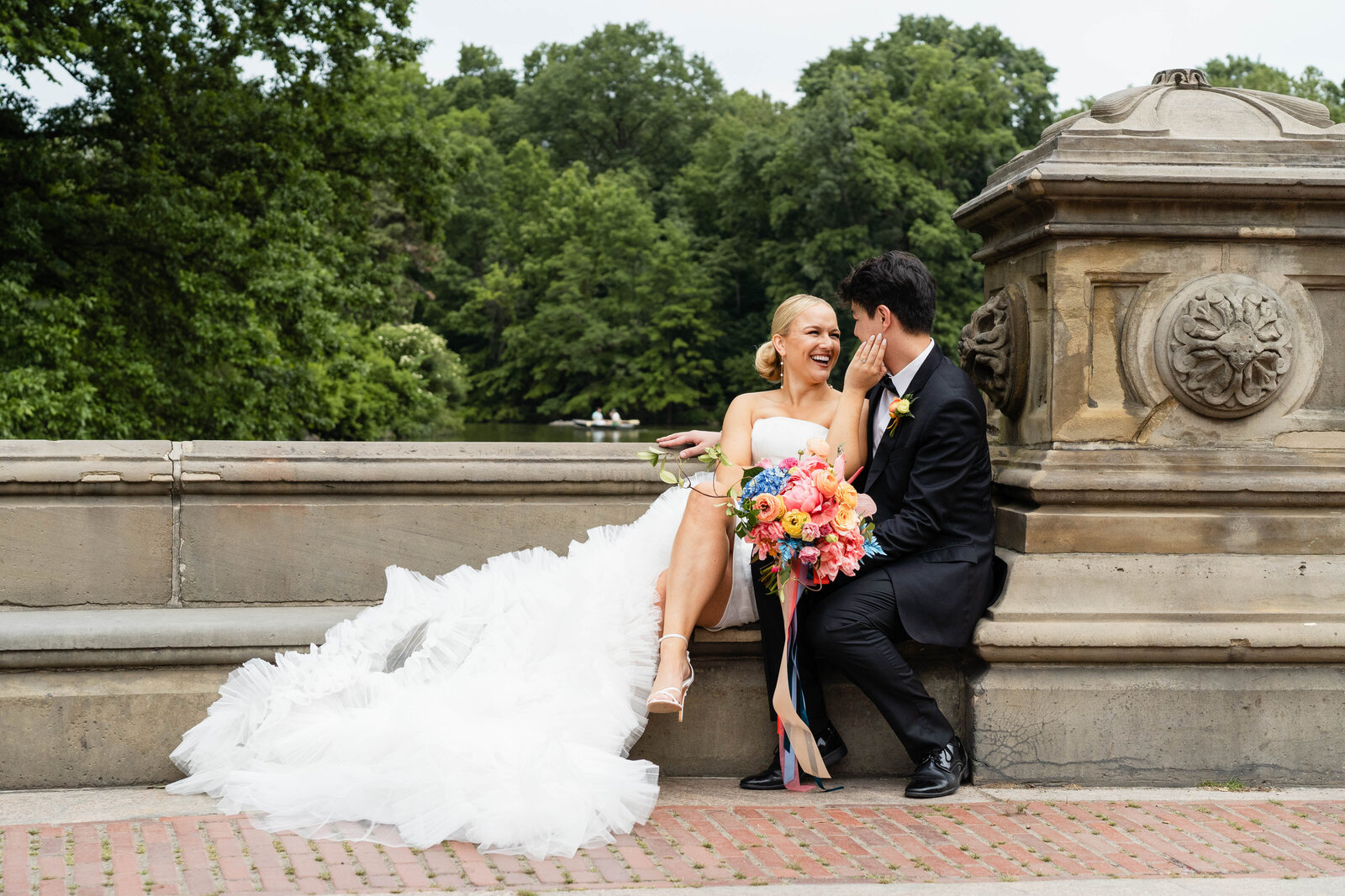 missouri-wedding-bride-groom-wedding-bouquet-Missouri-wedding