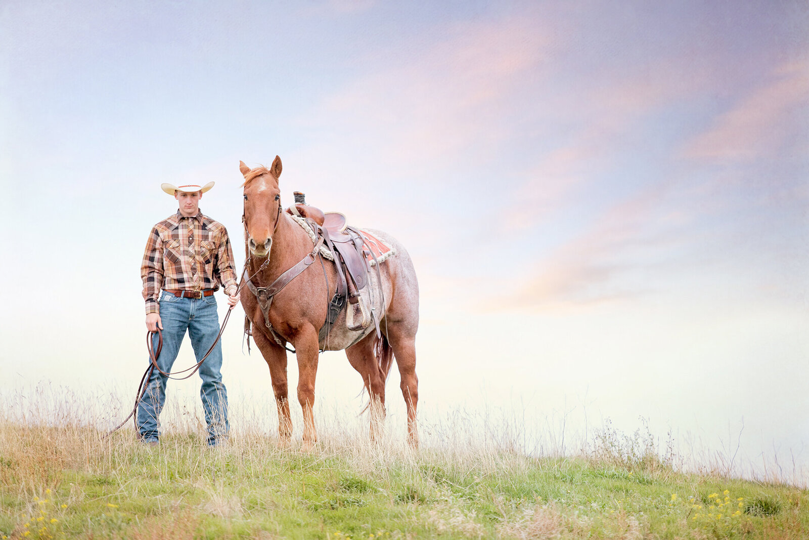 High School Senior Picture with horse. Western picture, Billings Montana. Cowboy and his horse. Cowboy hat.