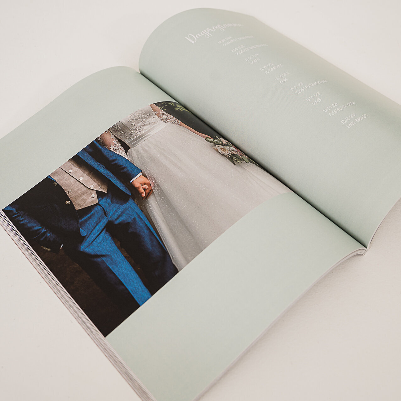 Dagplanning en trouwfoto in minimalistic magazine
