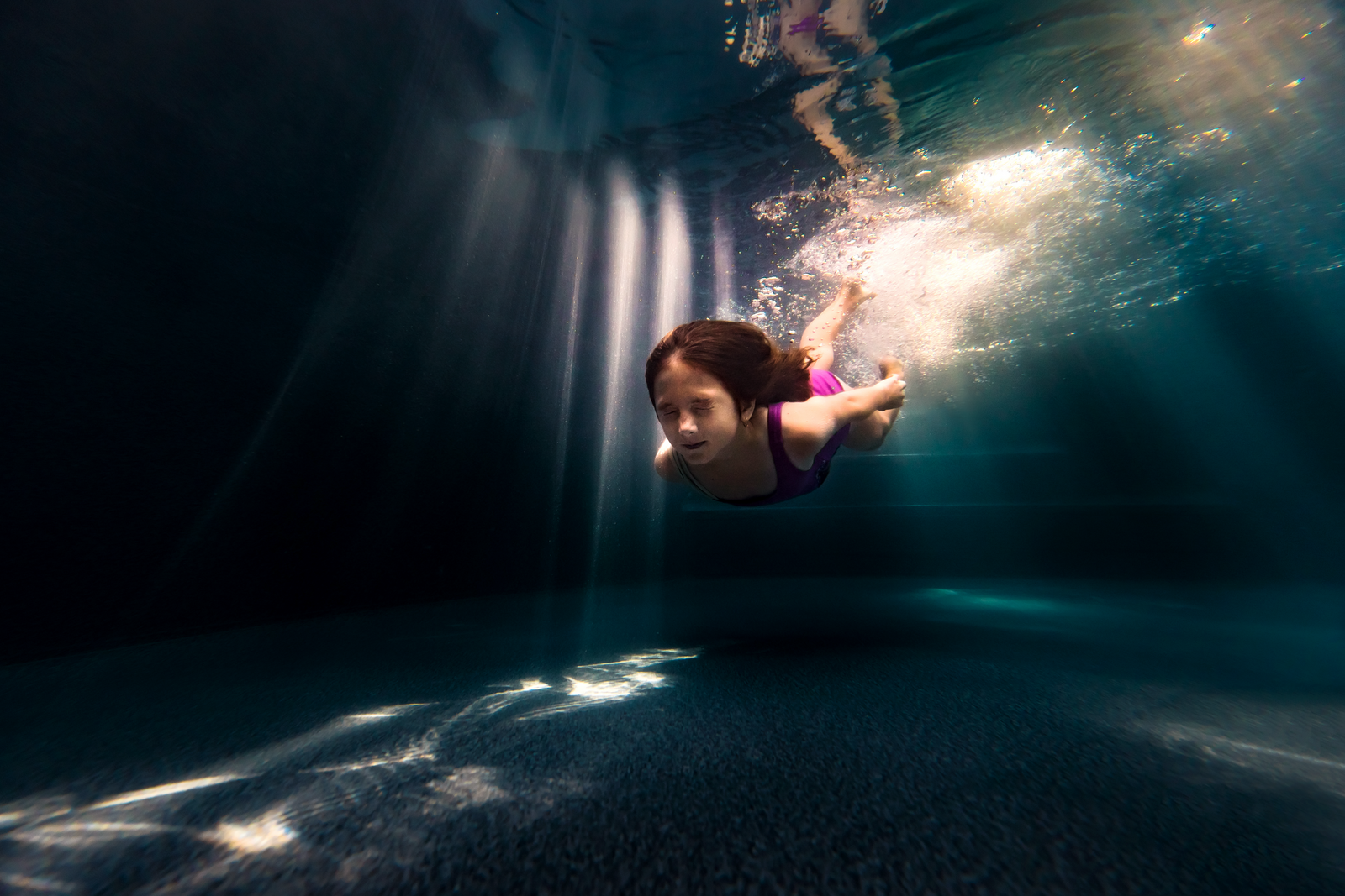 underwater photographer, columbus, ga, atlanta, pool, young girl swimming, sunrays, ker-fox photography 12