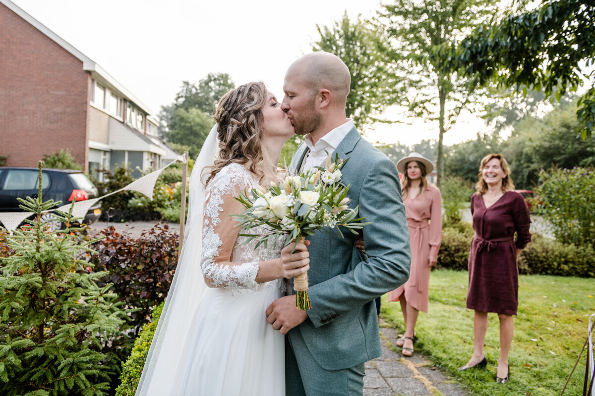 Country bruiloft, boerderij bruiloft, trouwen in Friesland, bruidsfotograaf, trouwfotograaf (35)