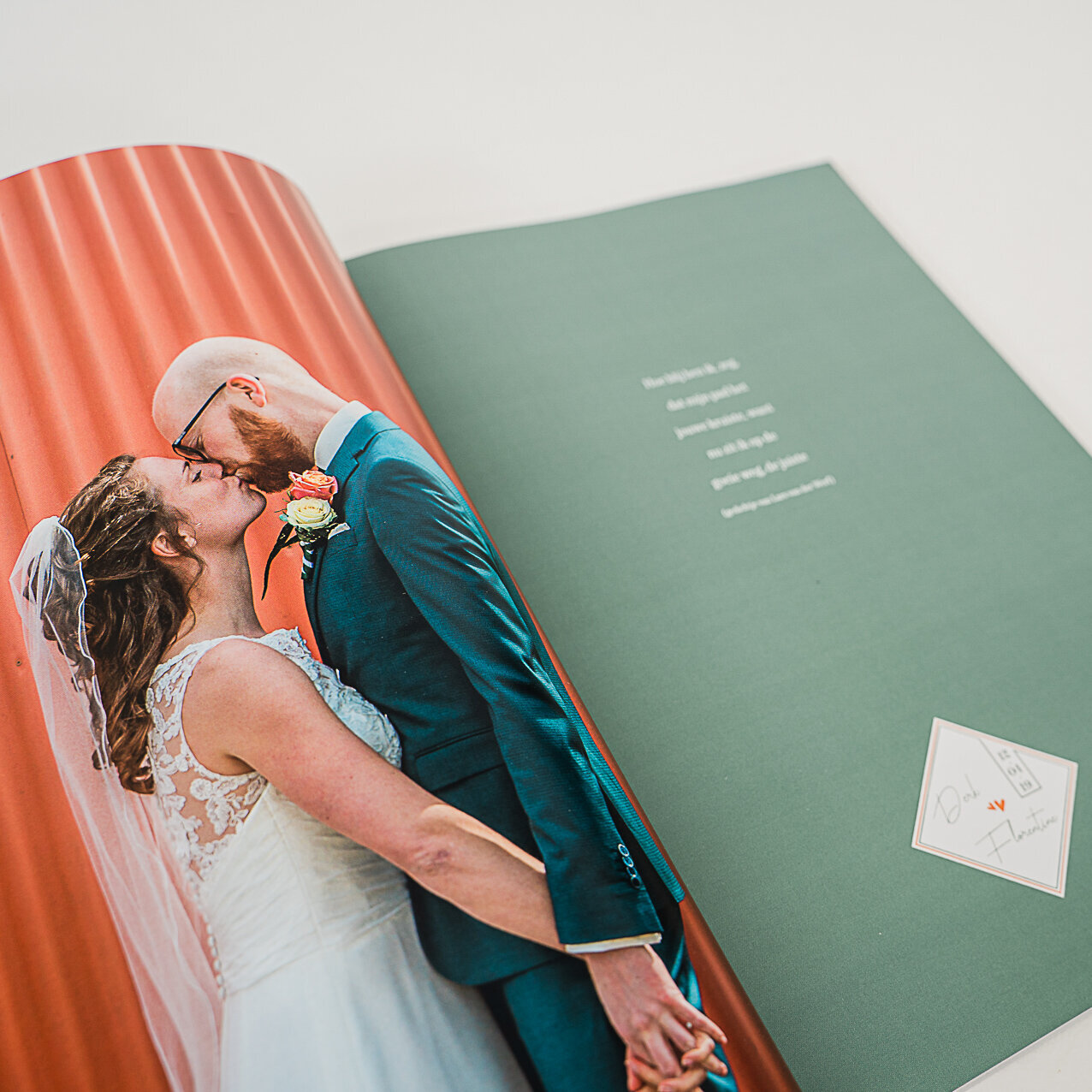 Gedichtje met trouwfoto in colourful wedding magazine