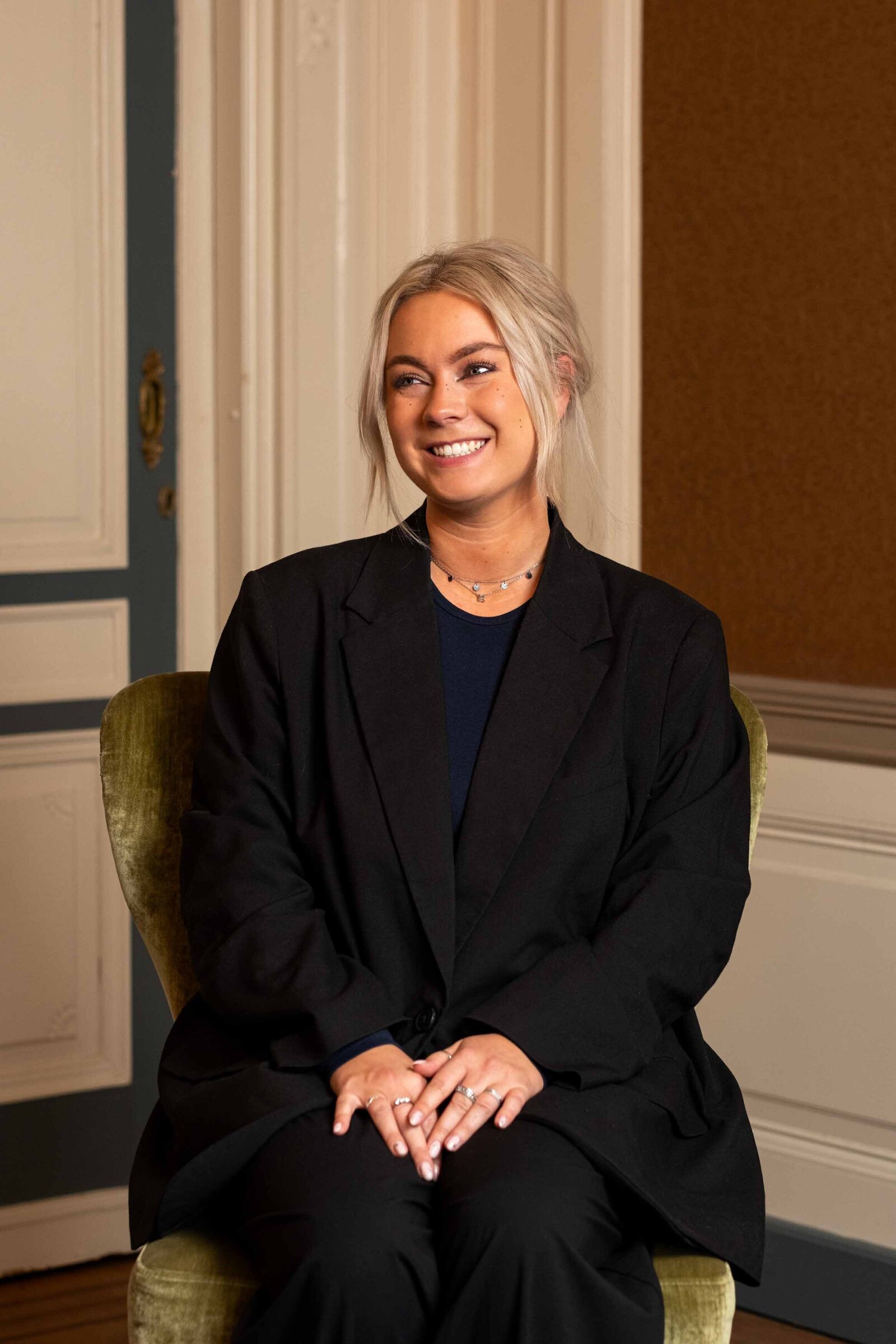 zakelijk portret van een lachende medewerker van een bedrijf in amsterdam