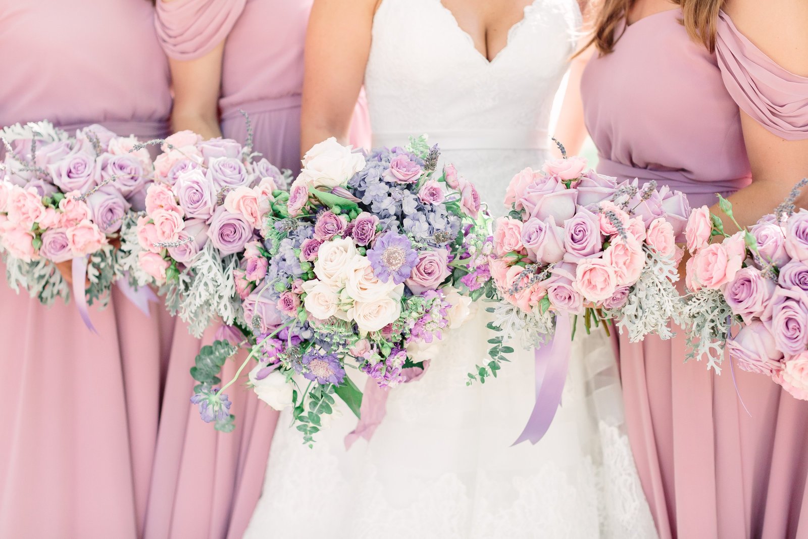 neufield bride and maids with bouquets