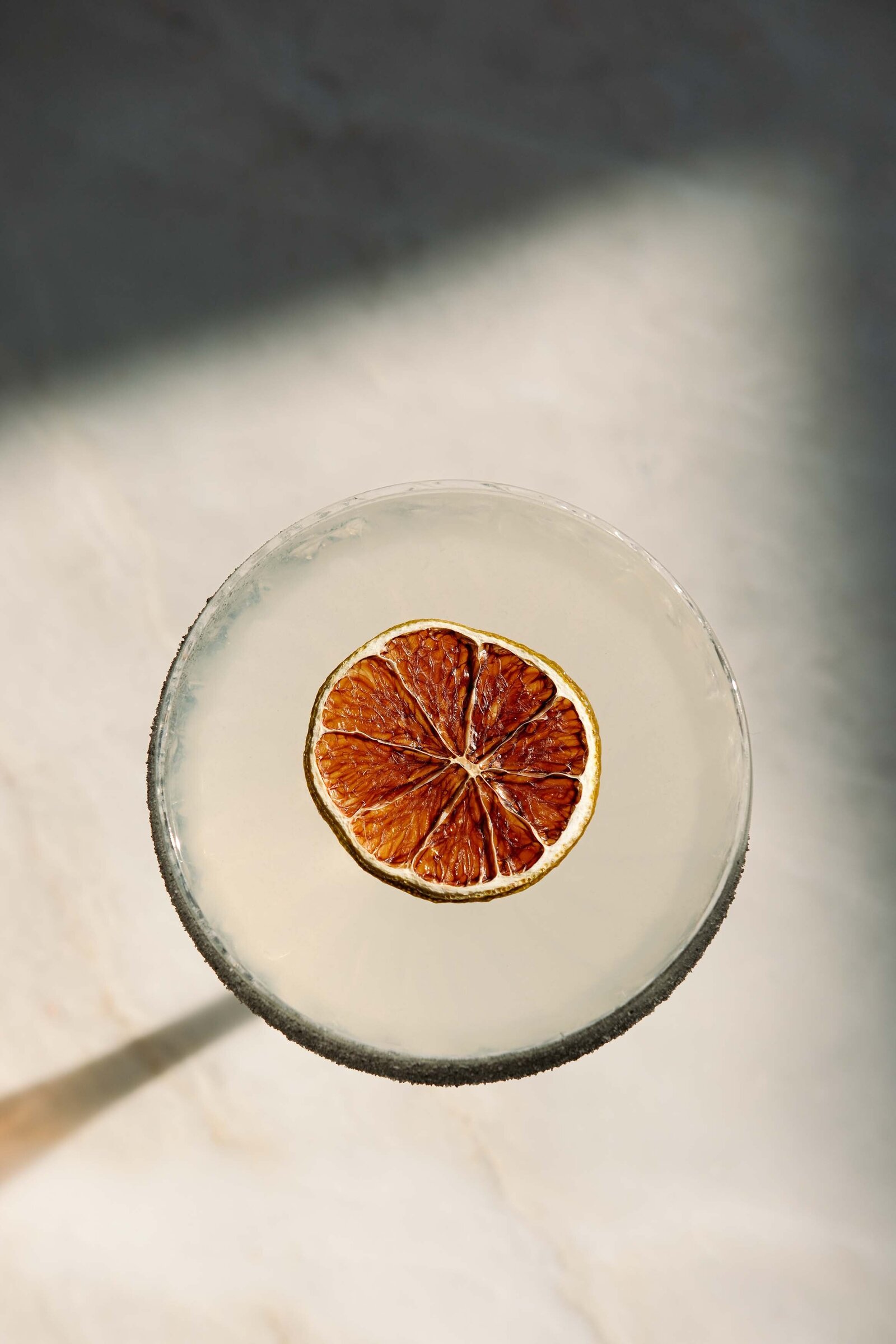 Close-up van signature cocktail van bovenaf met limoenpartje in Amsterdam