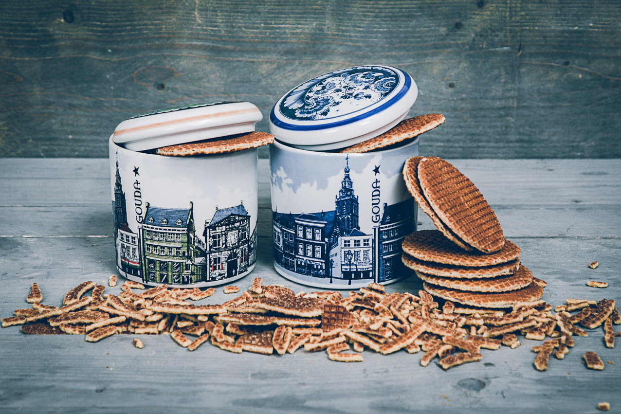 Goudse potten in kleur en Delfts blauw voor siroopwafels van Van Vliet siroopwafels