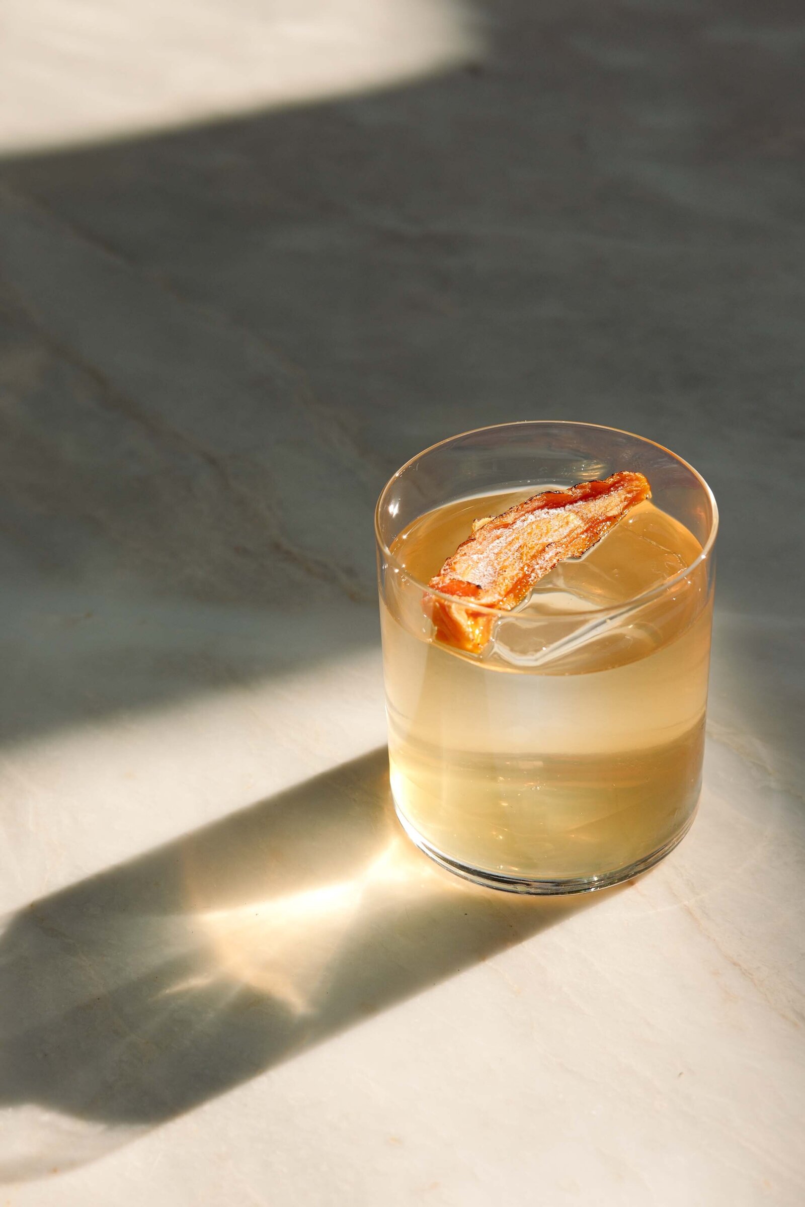 Direct zonlicht op signature cocktail met perzik cocktailbar Amsterdam