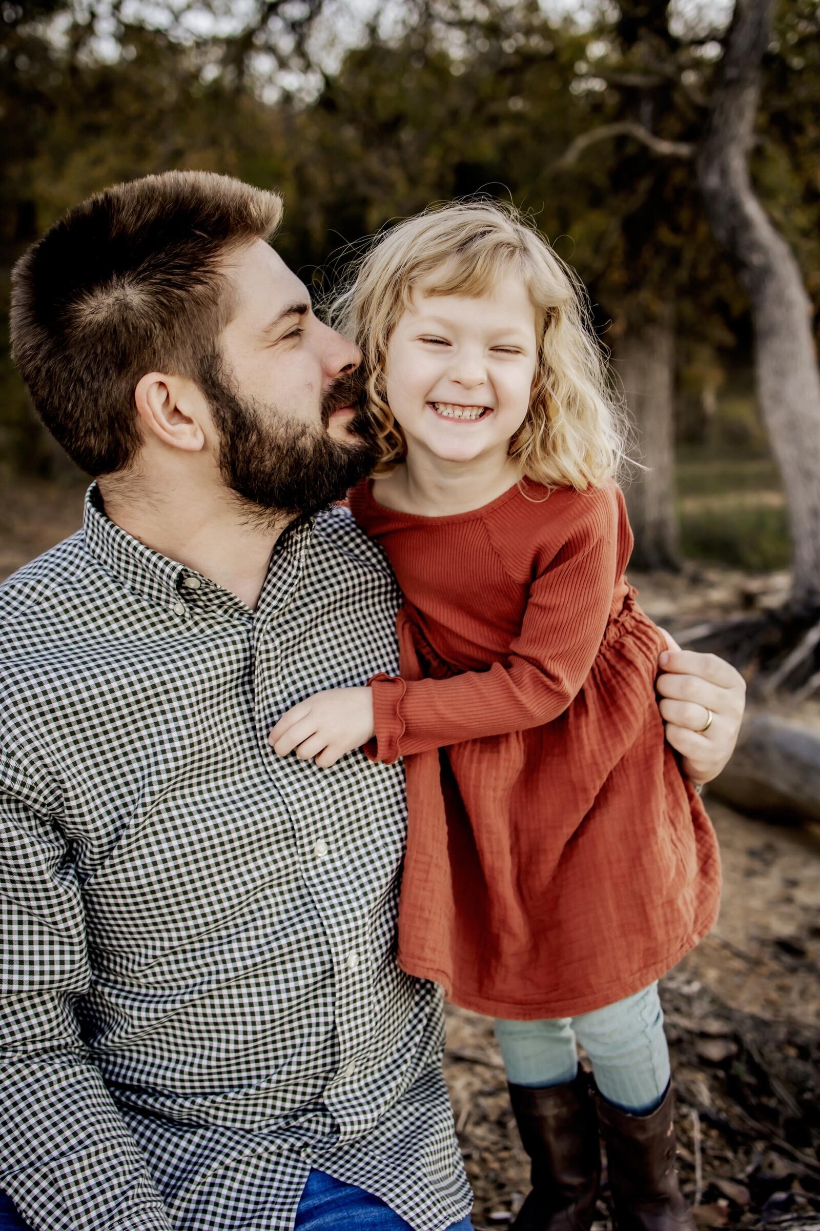 Little Elm father and daughter laugh at a session in Grapevine Texas