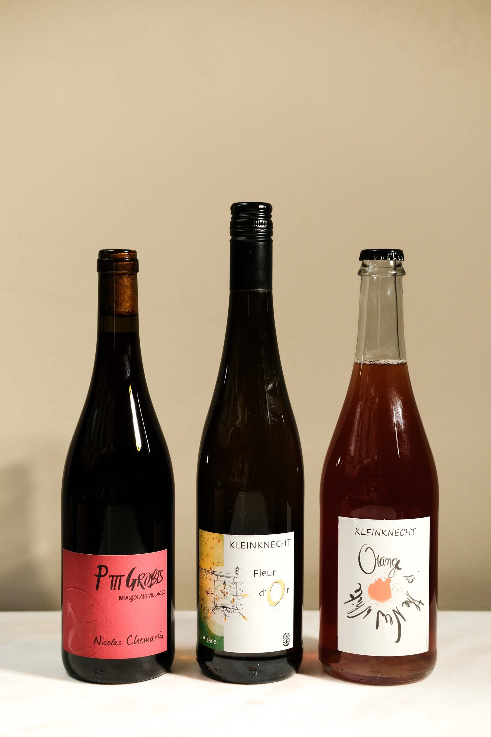 Cocktailbar in Amsterdam met kleurrijke flessen en warme sfeerverlichting