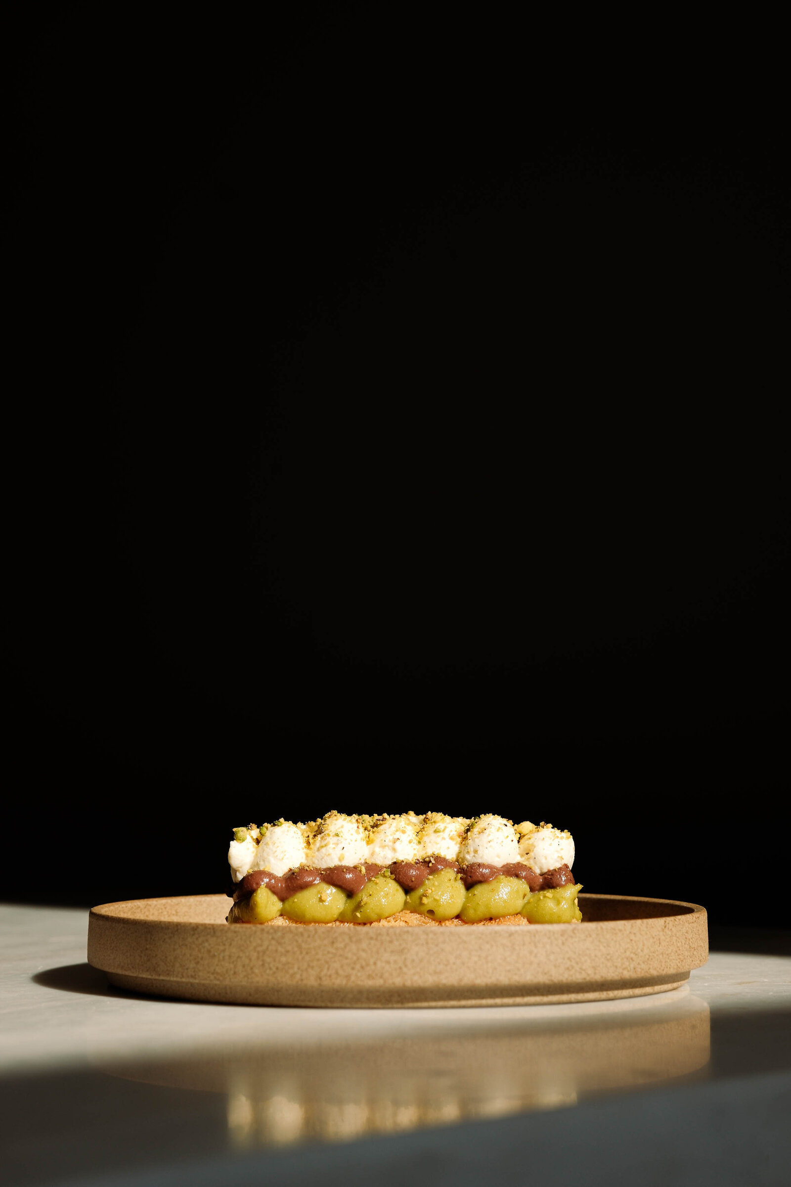 Cinematisch beeld van een pistache dessert in restaurant Noord Holland