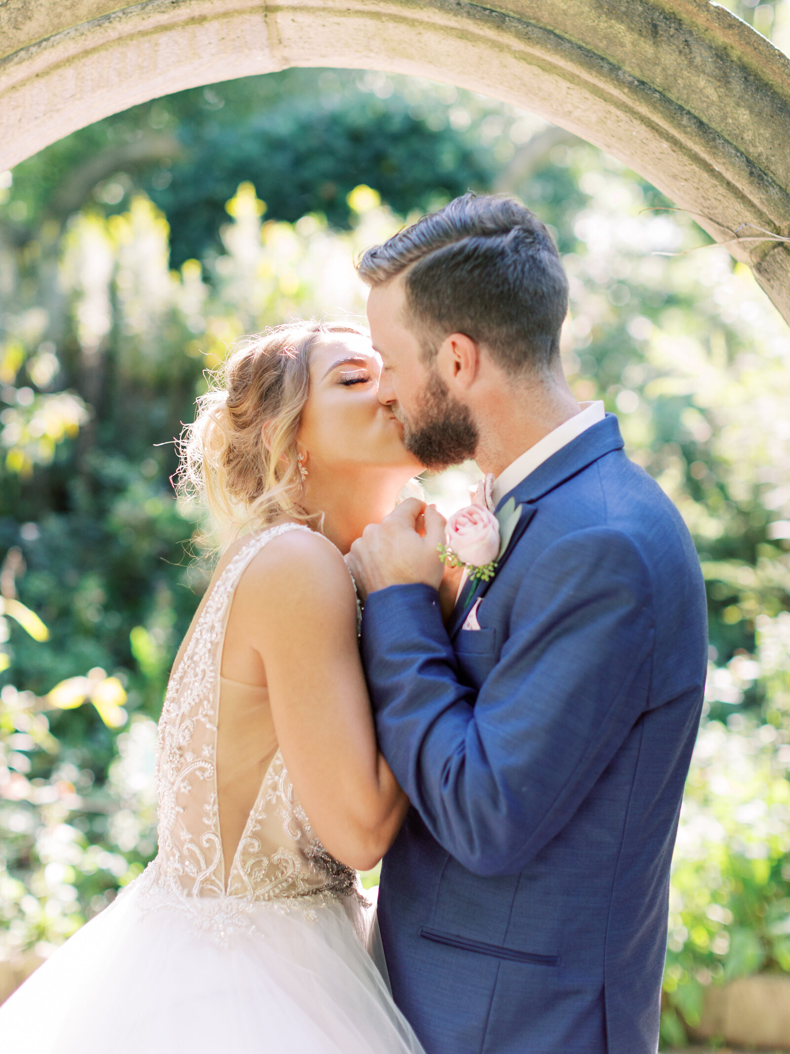 couple kissing at cleveland botanical garden wedding