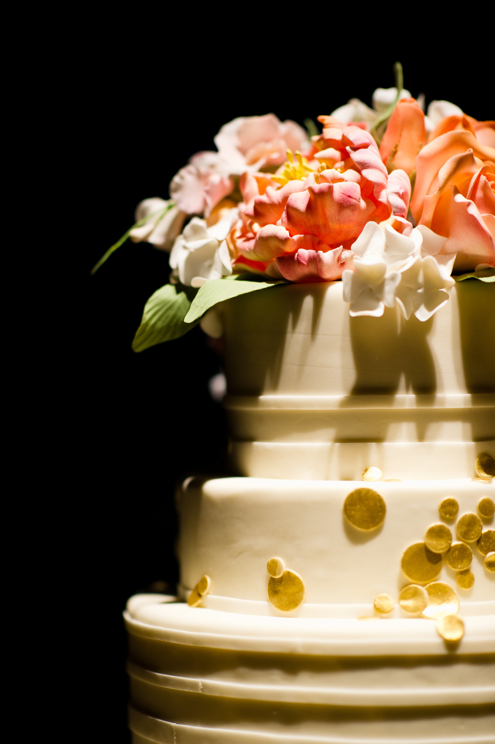 Cake design with sugar flowers by The Cake Studio of Ocean Studio