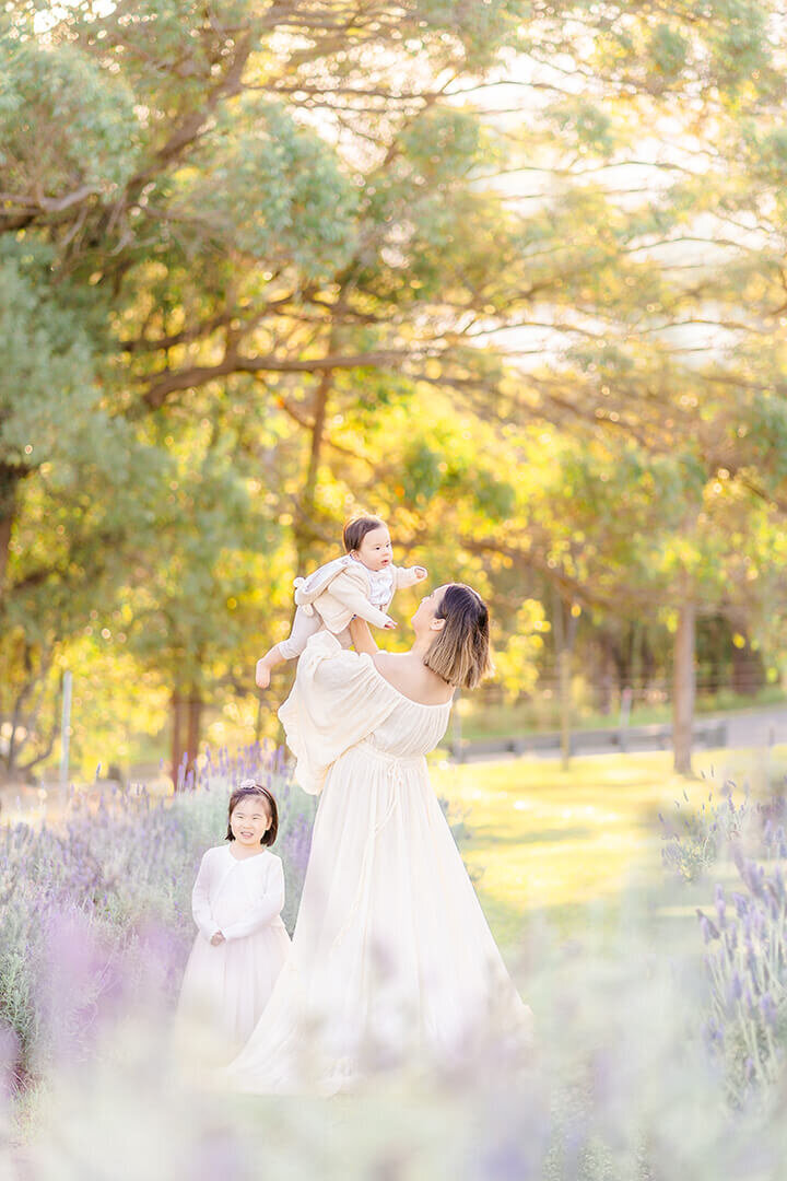 light and airy style  family portrait in flowers in brisbane taken by hikari