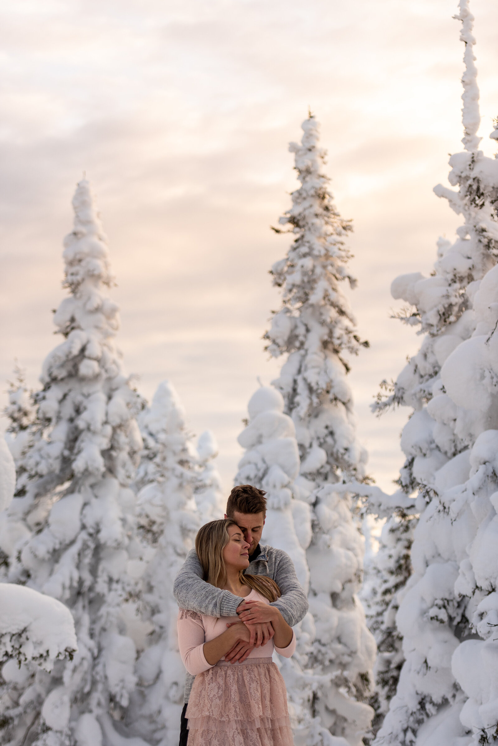 love-is-nord-quebec-photographe-mariage-intime-elopement-wedding-parc-gaspesie-hiver-montagne-0006