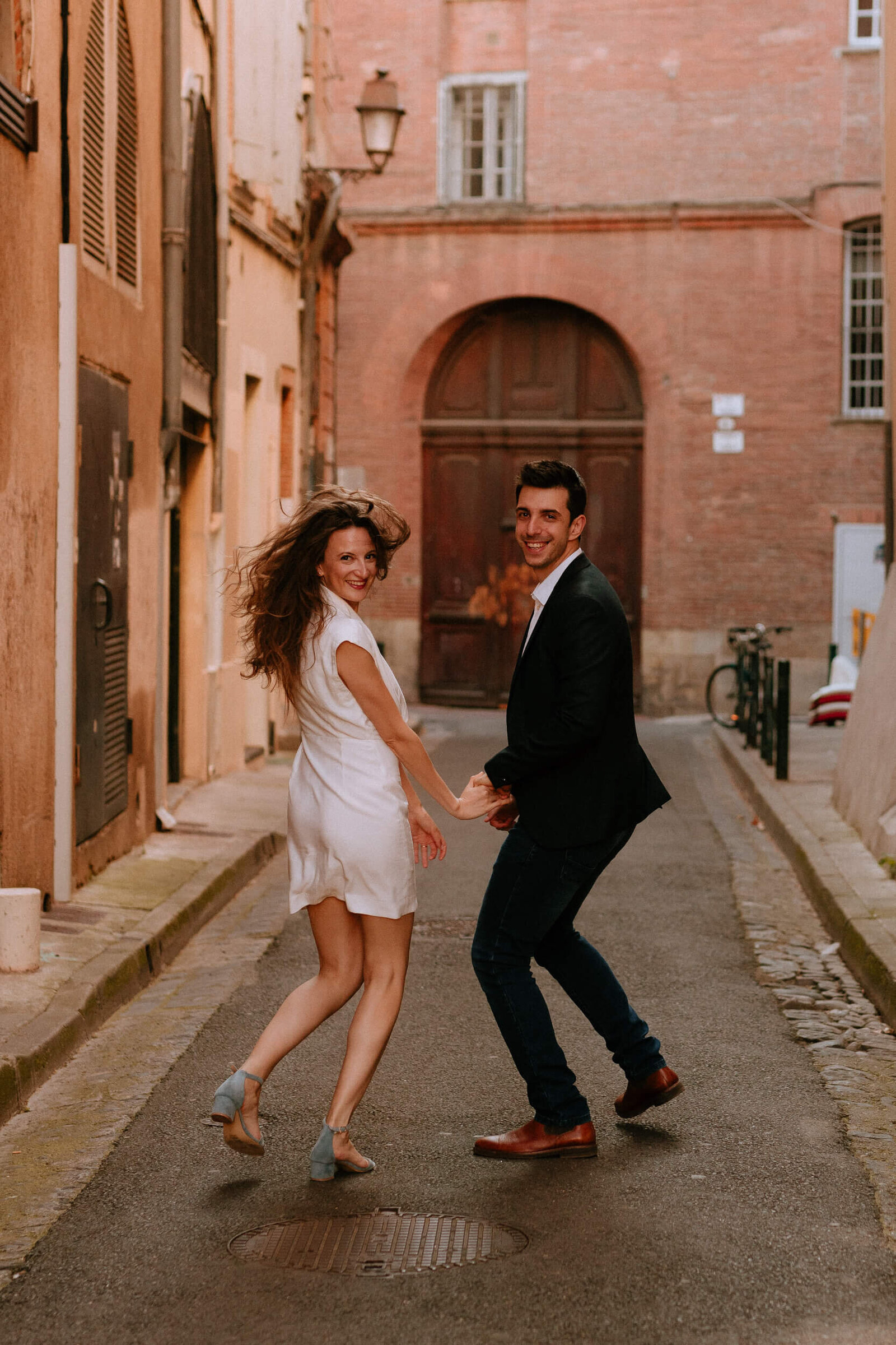 mariés dans les rue de Toulouse pour leur séance engagement