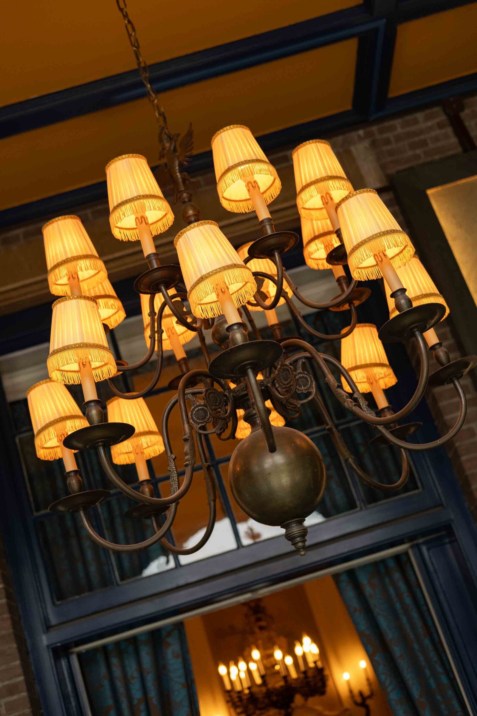 Detailshot van een kroonluchter in een hotel in haarlem