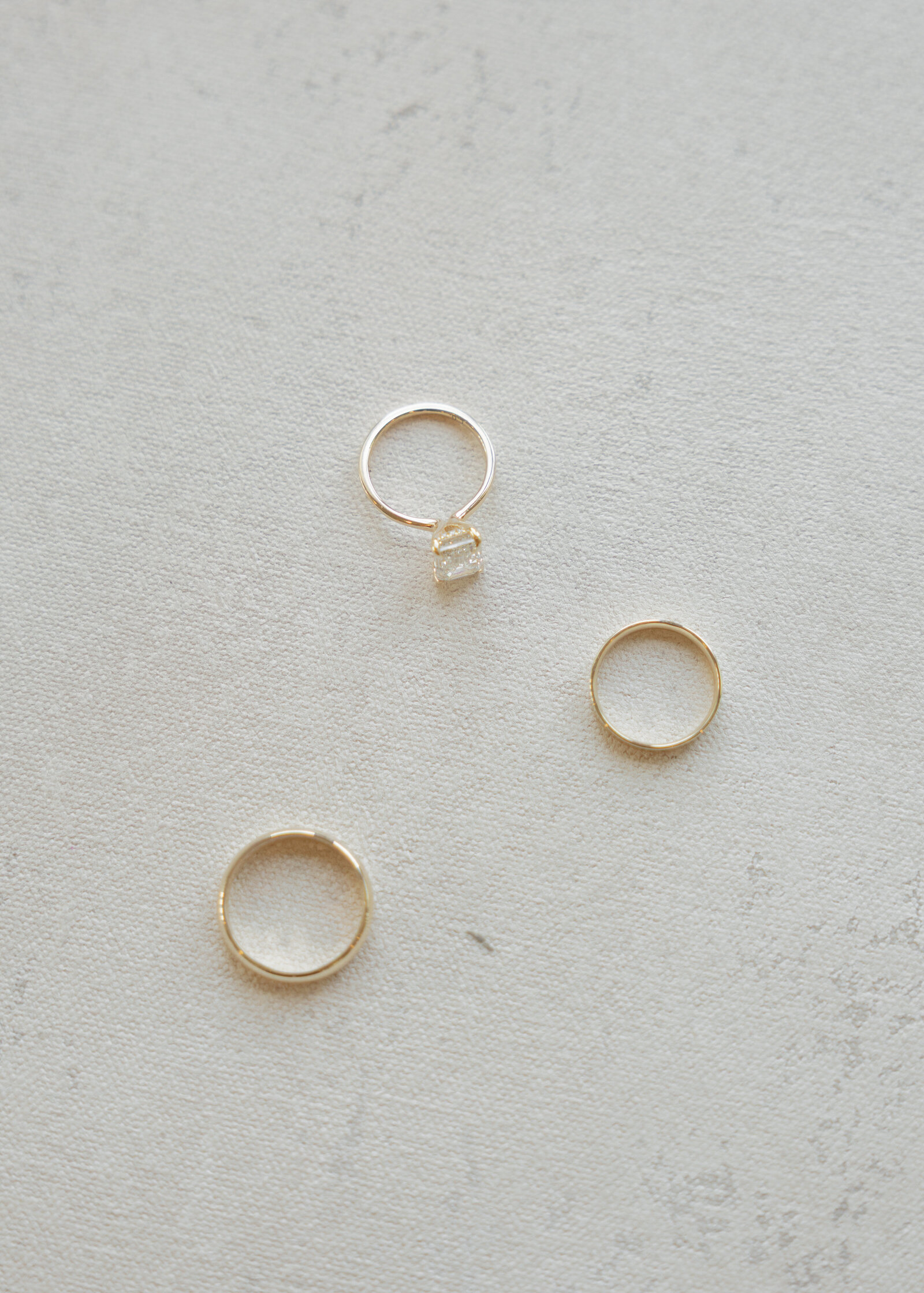 Details photo of the bride and grooms wedding rings.