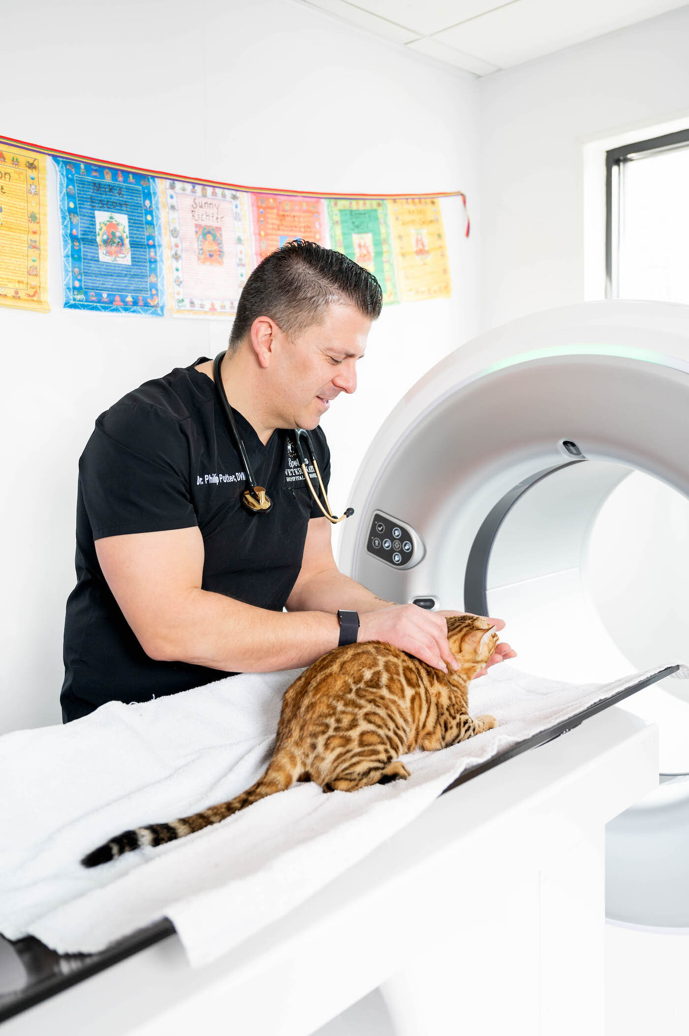 Dr. Putter with cat on CT scan (2)