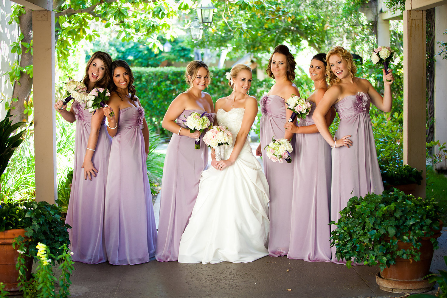 Bridesmaids posing ideas for a more natural look