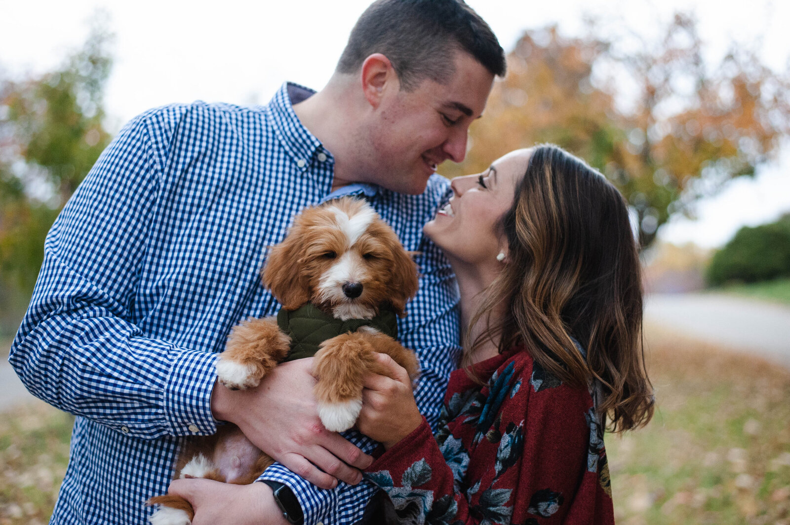 Knoxville family photographer captures couple holding their dog