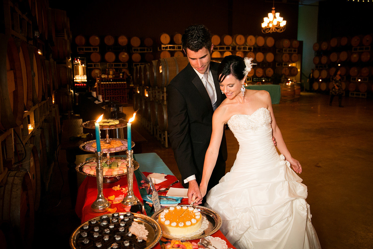 reception space at leoness cellars cake cutting