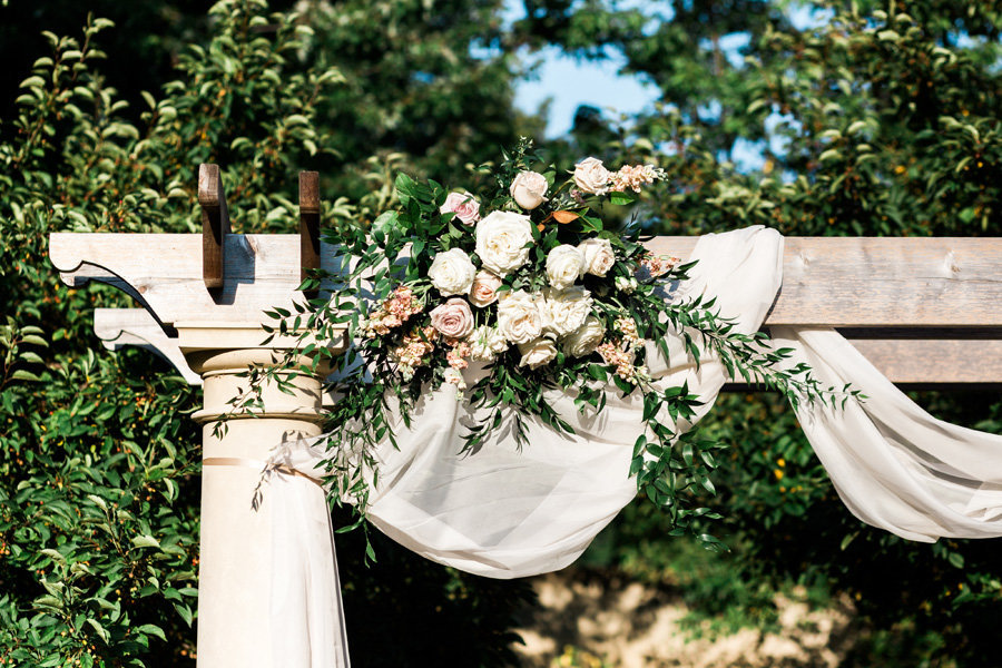 elegant-wedding-altar-professional-florist-wisconsin
