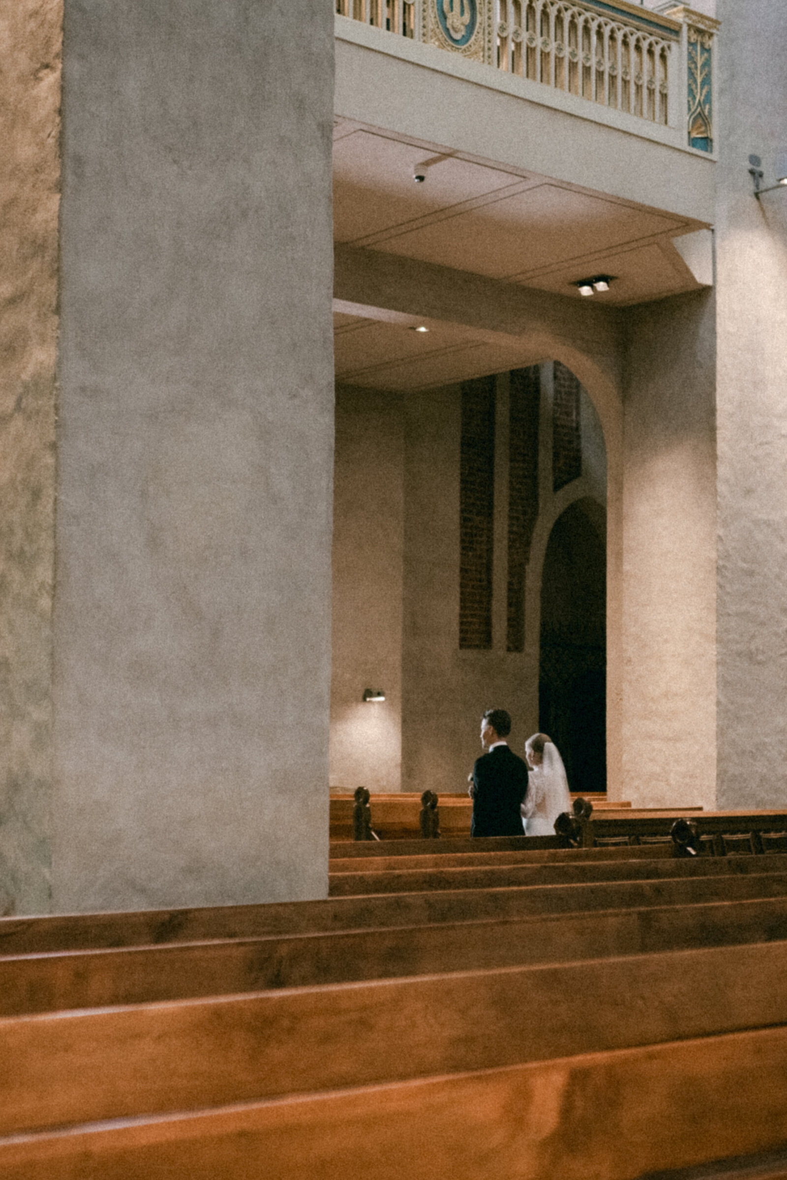 Wedding couple walking down the aisle in Turku cathedral photographed by wedding photographer Hannika Gabrielsson.
