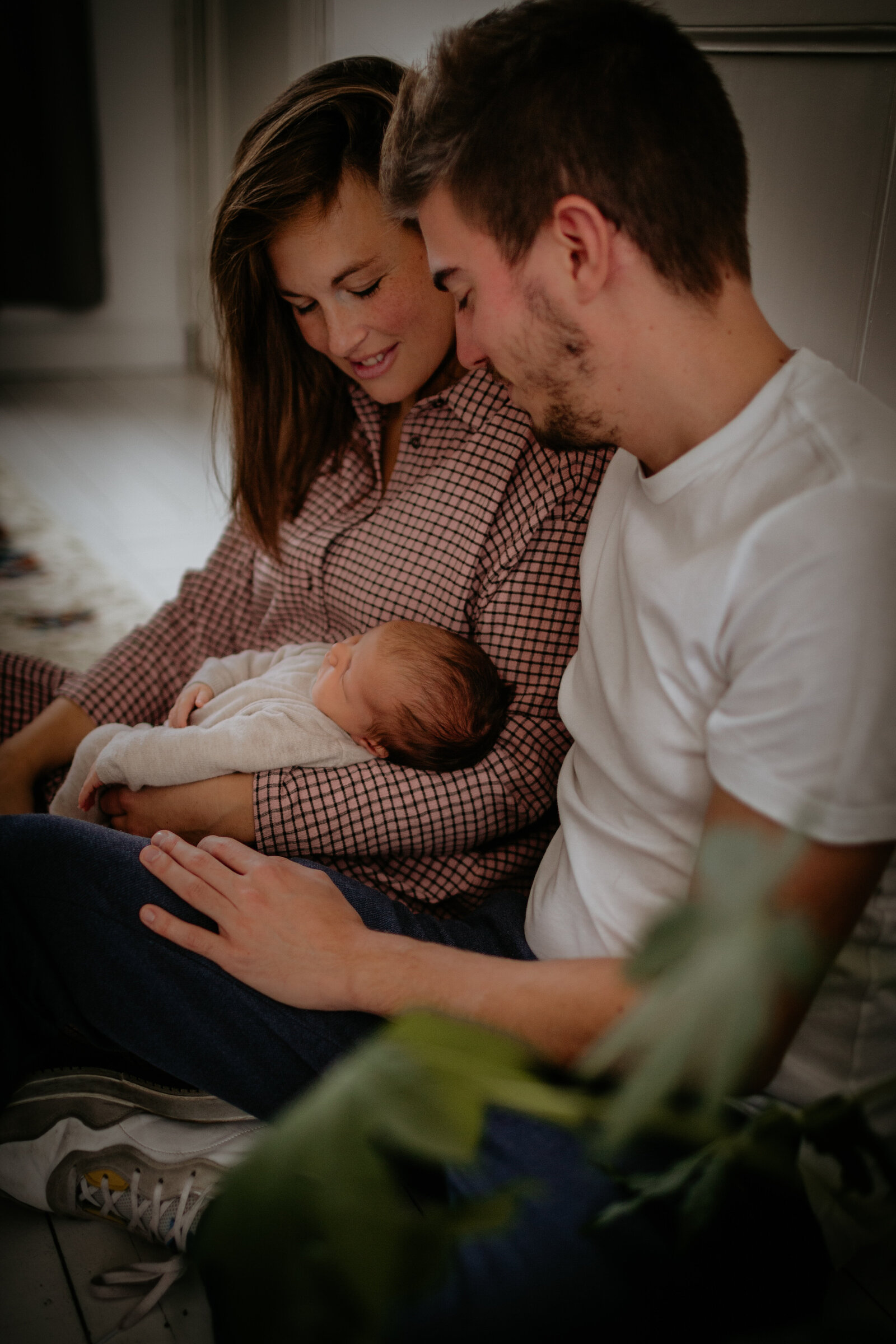 Verliefd kijken naar baby tijdens newbornshoot