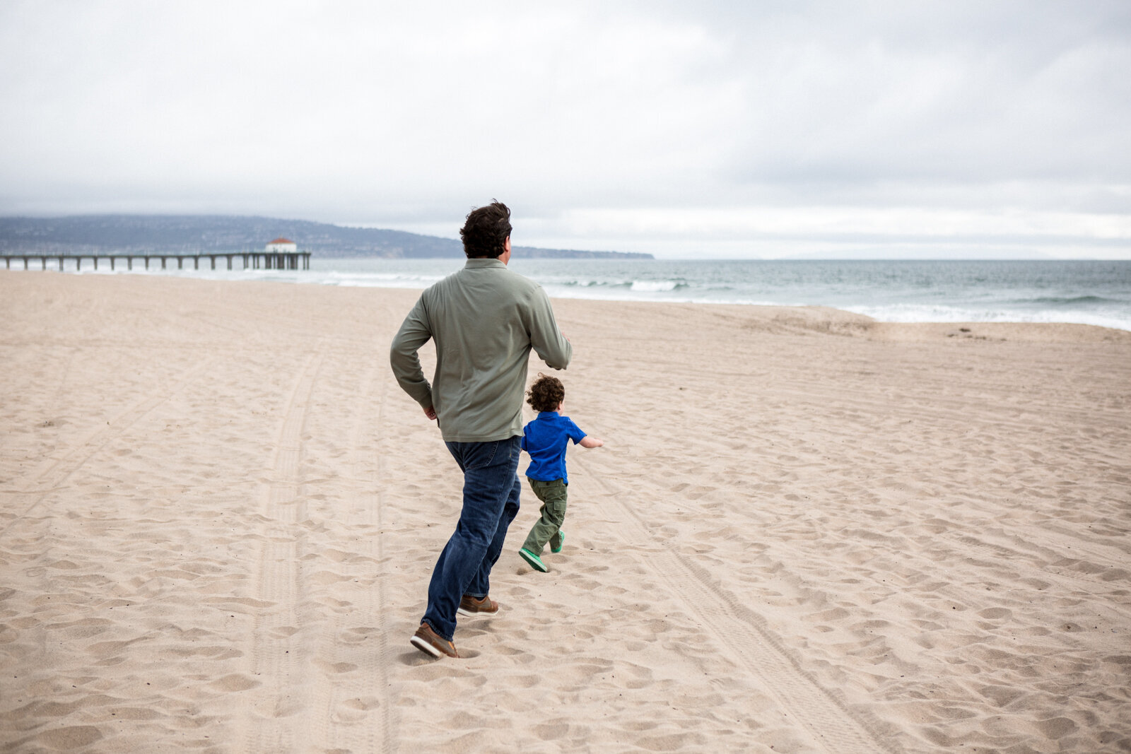 Family photo session at Manhattan Beach in Los Angeles by Danielle Motif Photography