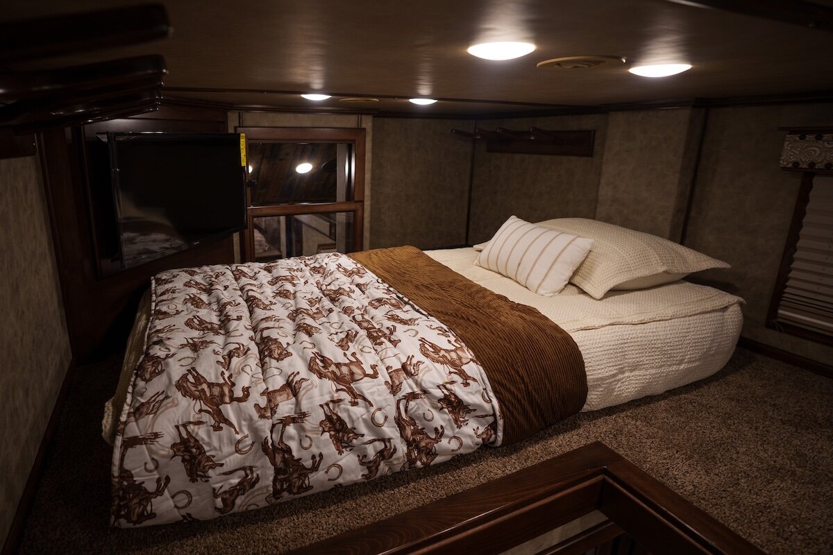 luxury-horse-trailer-12