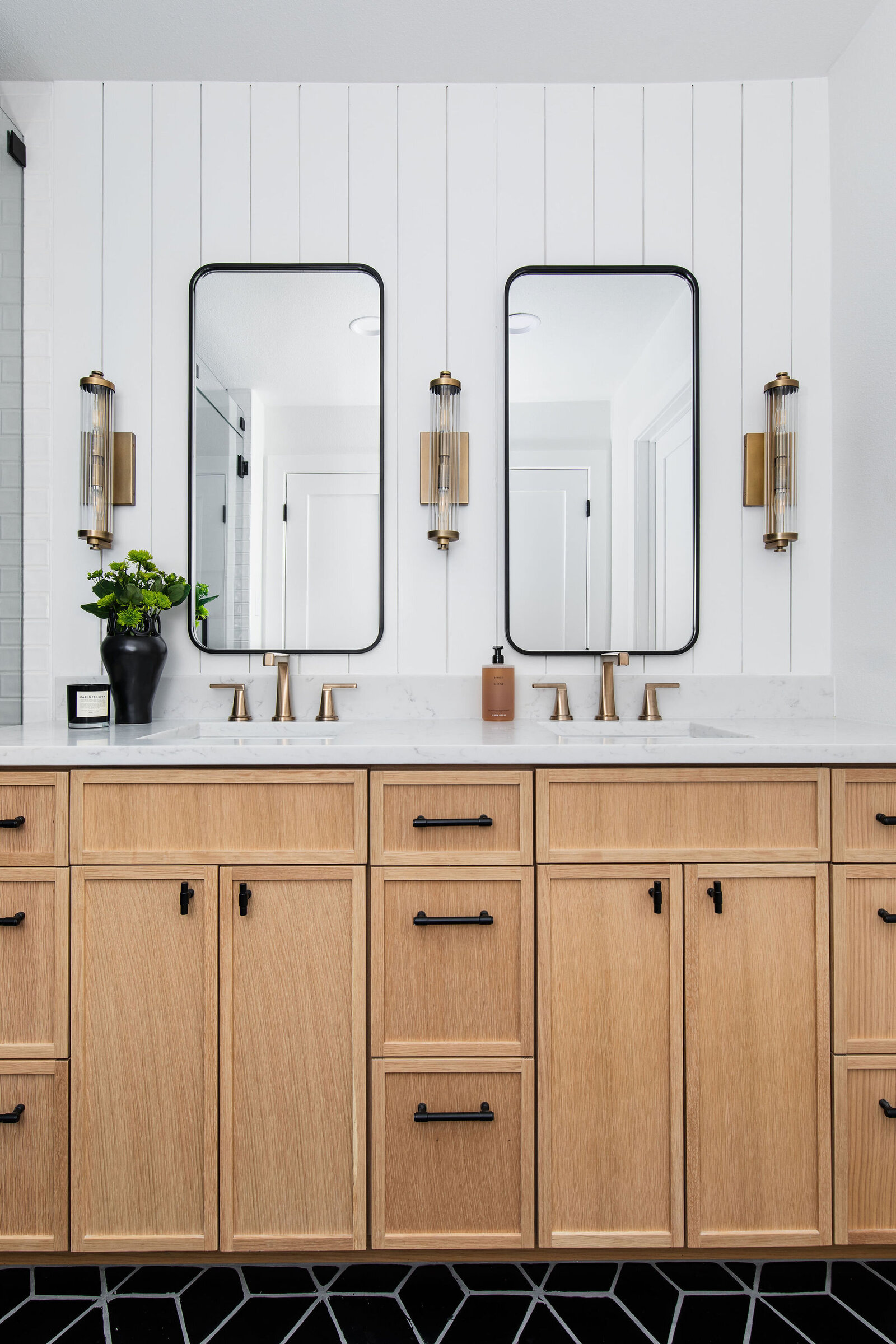 wood+bathroom+vanity+black+white+nuela+interior+designs