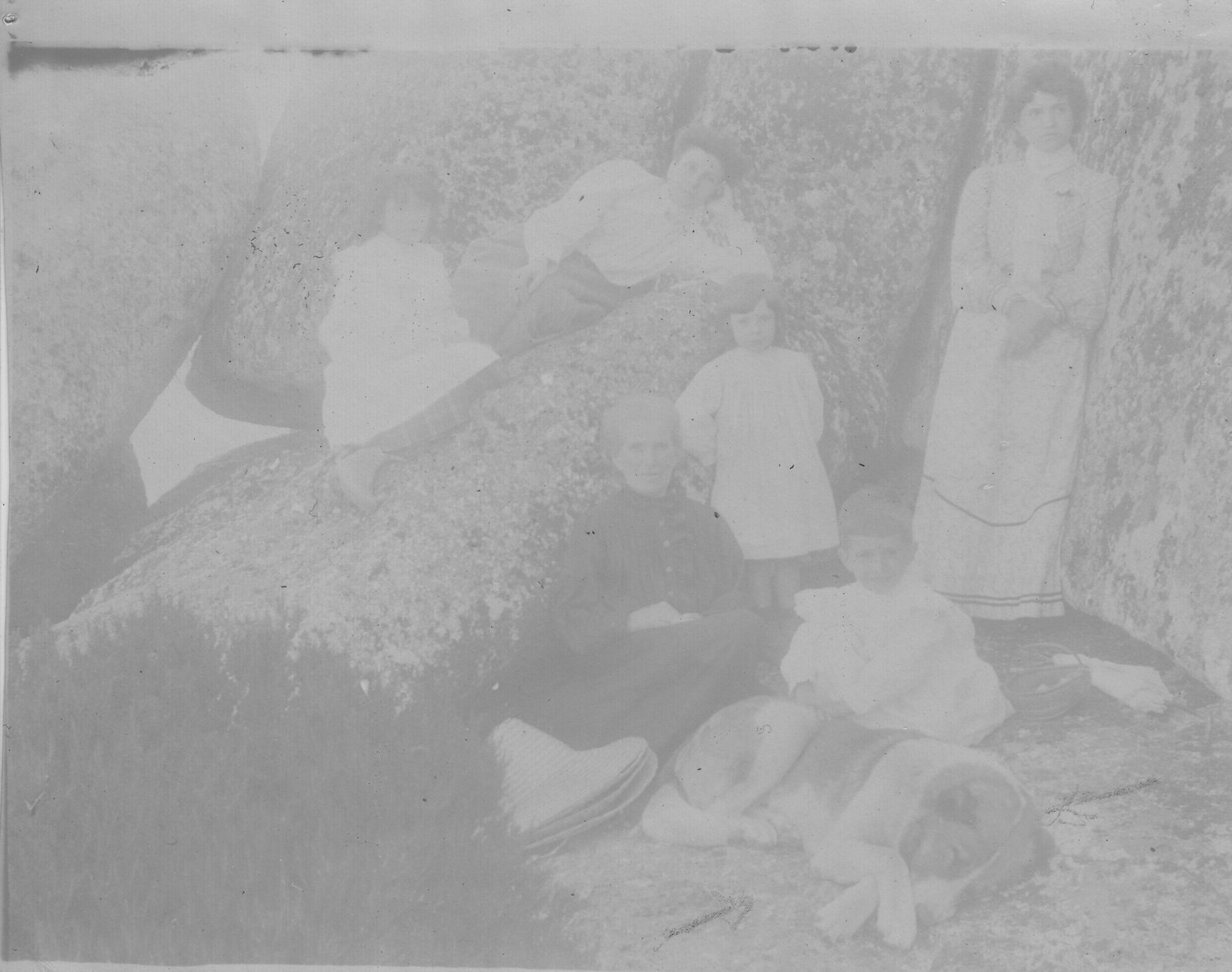 Photo from 1900 of Serra da Estrela Dog with women