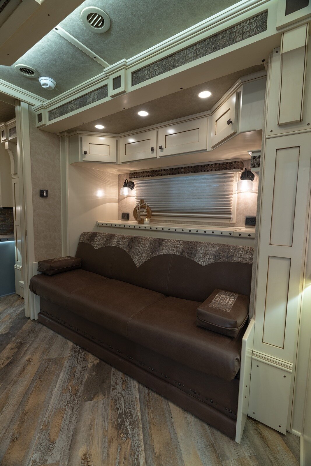 elite-trailer-interior-missouriused ELITE Trailer-01