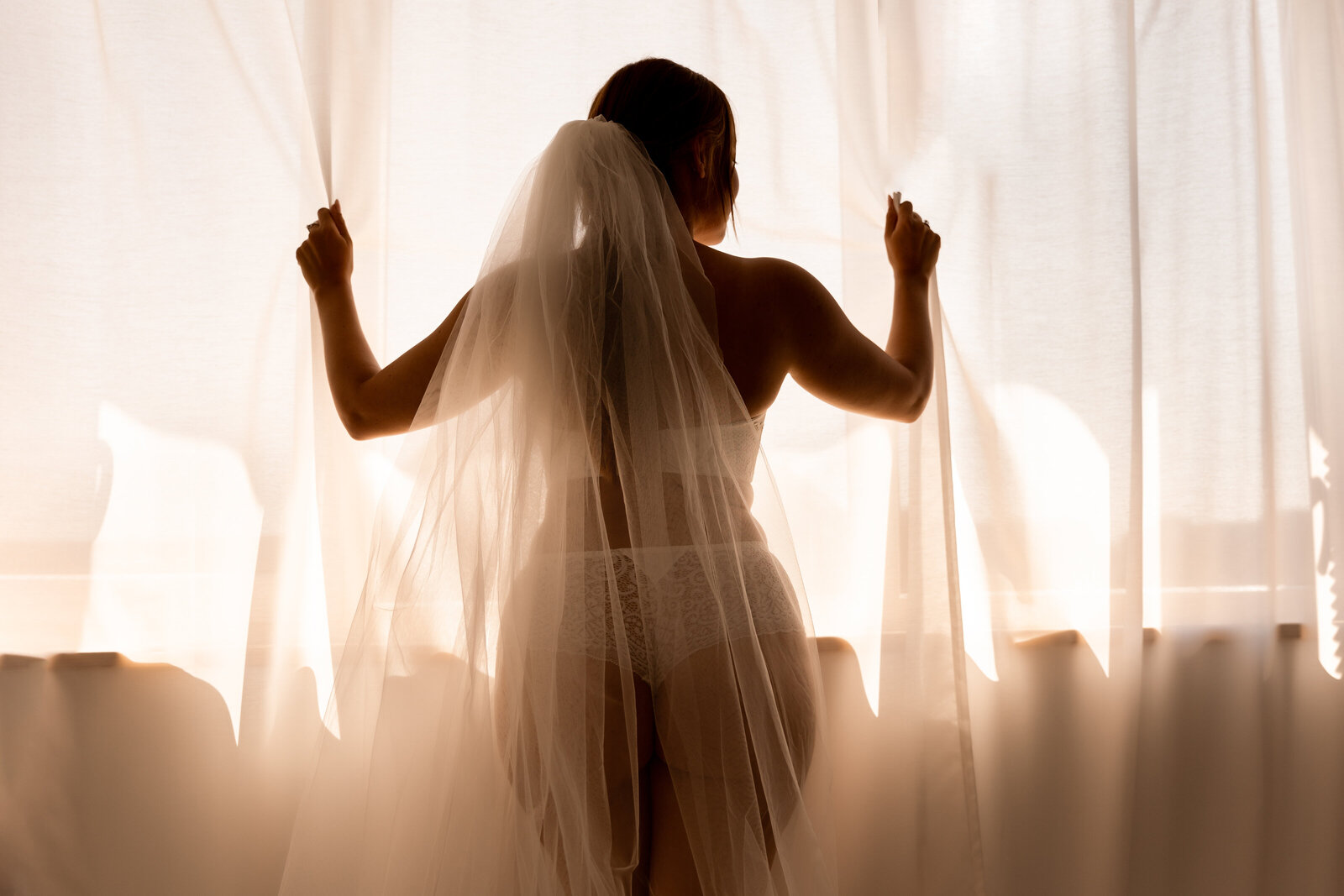 bruid-poseert-in-lingerie-tijdens-boudoir-fotoshoot