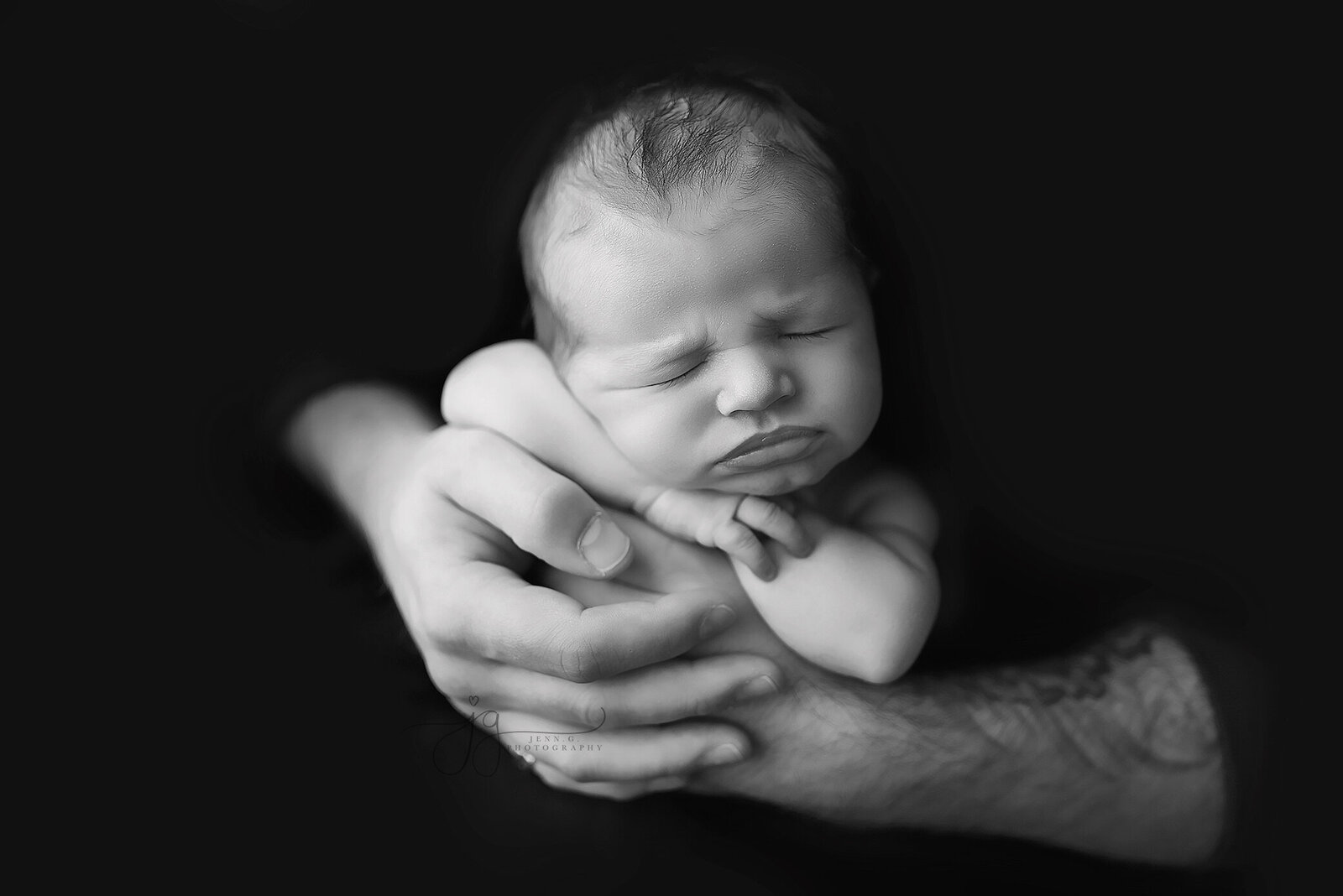 baby in daddy's arm newborn image