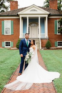 Best historic Louisville Kentucky wedding venue featuring bride and groom portraits at Farmington