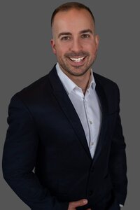 Portrait corporatif en studio d'un homme d'affaires en complet