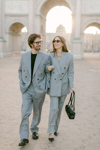Couple photo session at the Tuileries and Louvre in Paris, showcasing timeless love and classic Parisian architecture.