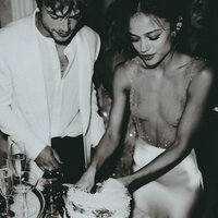 superherodesignco_34572_Elegant_minimalist_wedding_cake_parti_f38349f0-c2d1-4703-8681-01e3eb17ad1b_3