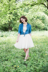 Branding fotografie van vrouw in witte jurk in het bos
