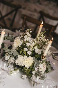 bloemstuk bruiloft styling tijdens trouwdiner