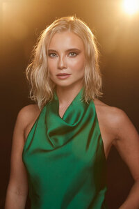 Professional portrait of Paulina Michaels in a studio setting by Ylva Erevall.