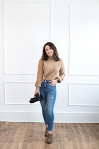 woman photographer posing as Savvy Shoots Photography