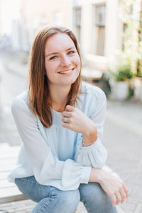 Branding foto van jonge vrouw met lichte blouse in centrum Alkmaar