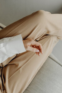 kaboompics_Nails - white shirt - hand