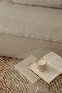 kaboompics_candle-book-organizer-30371